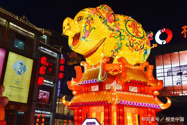 1月20日,辽宁沈阳的巨型金猪花灯亮相沈阳中街豫珑城新春灯会.